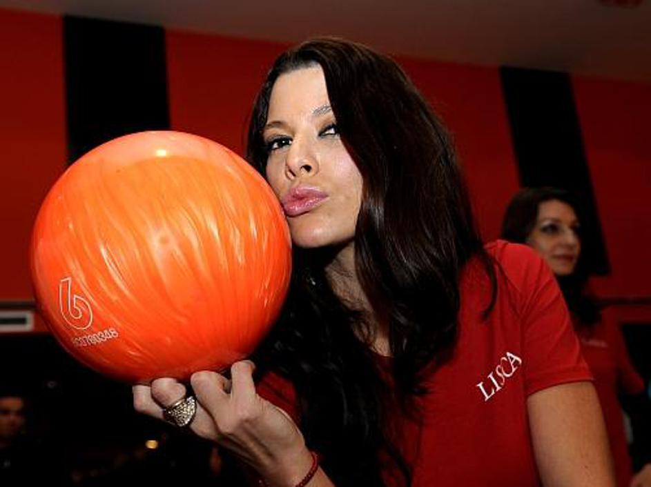 V podiranju kegljev se je poskusila tudi Iris Mulej.