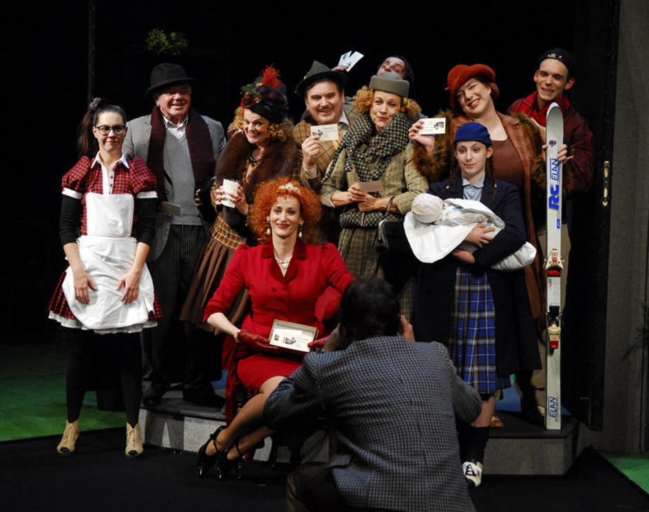 Igralci v predstavi Gospa ministrica. (Foto: atelje Pavšič Zavadlav)