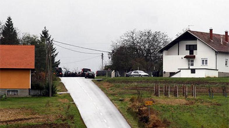 Moški, čigar identitete še niso potrdili, je na policiste in sodne izvršitelje o