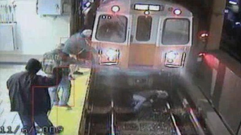 Prizor drame na eni izmed bostonskih postaj podzemne železnice. 