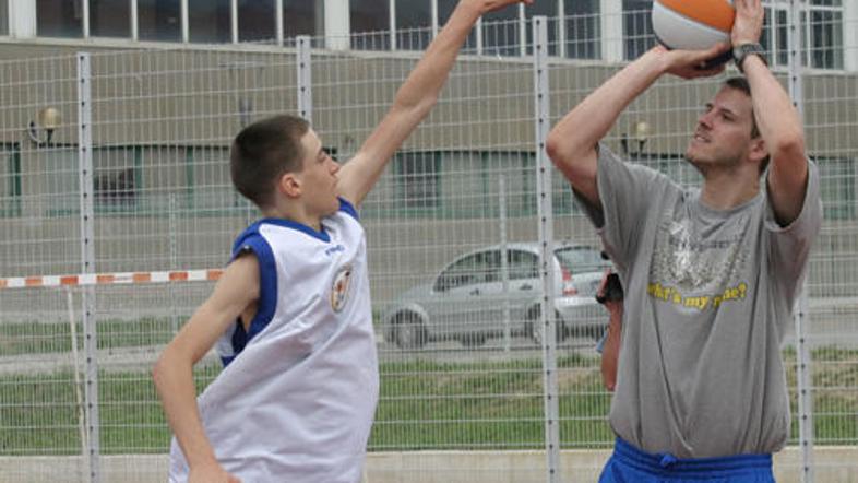 Zadnjih nekaj tednov je Boštjan na svojem košarkarskem taboru treniral mlade.