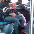 mati vrgla otroka na avtobusu
