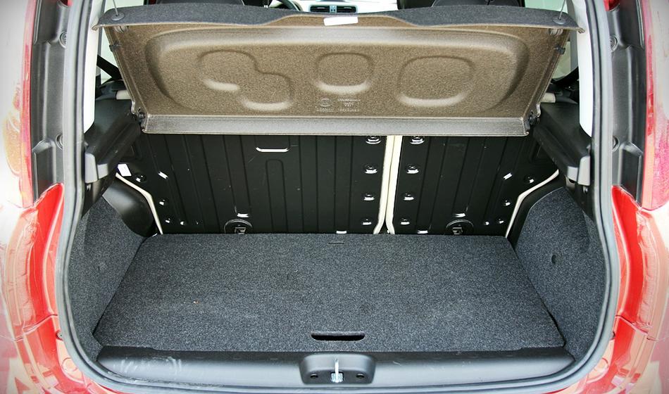 V prtljažnik avtomobila zlil vnetljivo tekočino in zakuril