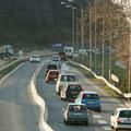 Zapora na obalni hitri cesti preprečuje prehitevanje kolone vozil tudi v nujnih 