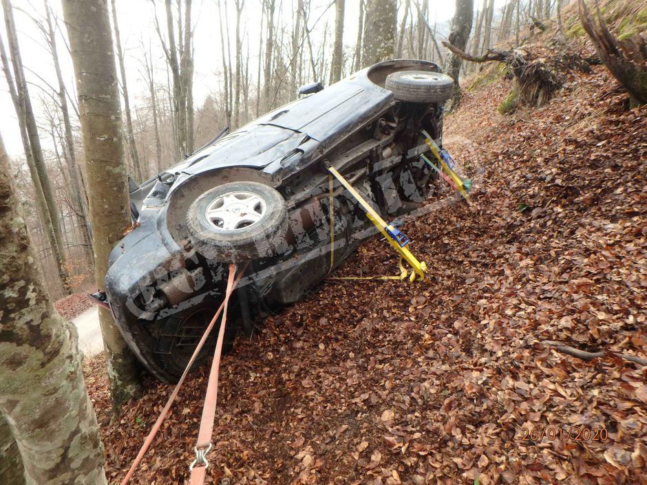 Prometna nesreča, avto zagozden med drevesi | Avtor: Gasilska enota Ribnica