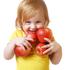 otrok, jabolka