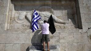 Atene so pod strogim nadzorom EU in IMF. Do leta 2014 morajo znižati proračunski