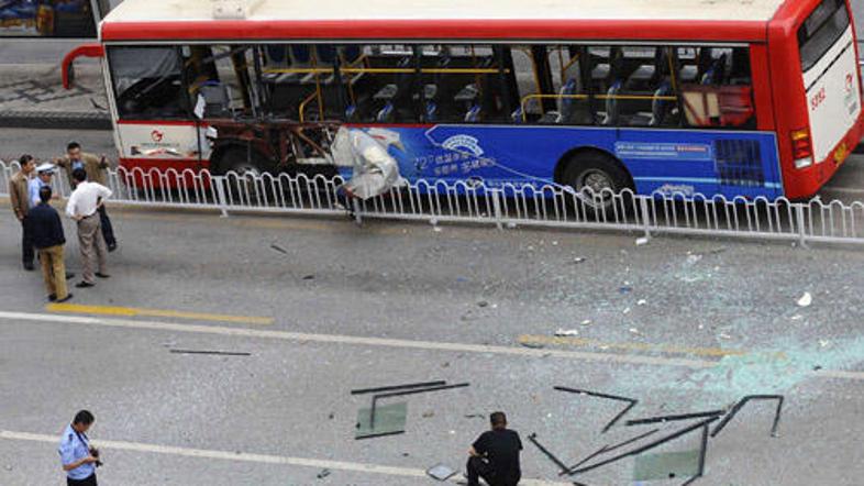 Kdo je podtaknil eksplozijo na avtobusu, še ni jasno, vendar pa oblasti sumijo, 