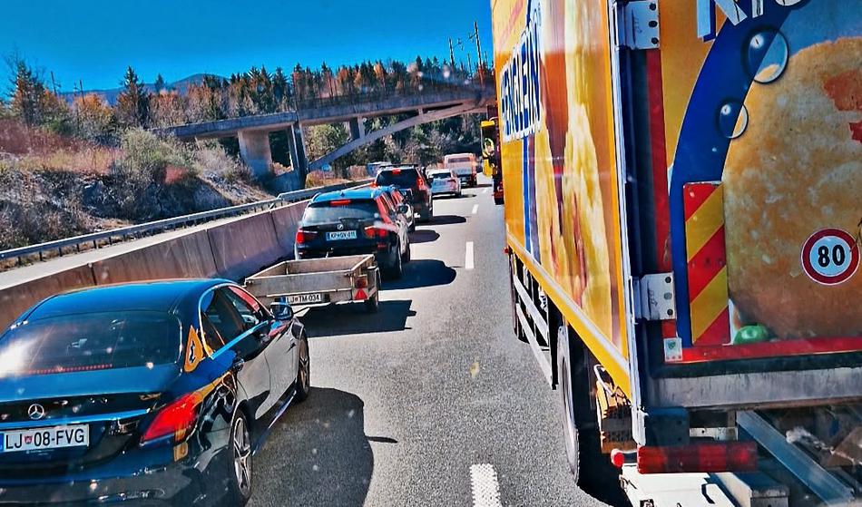 Prometna nesreča na avtocesti, nastal je kar 25-kilometrski zastoj