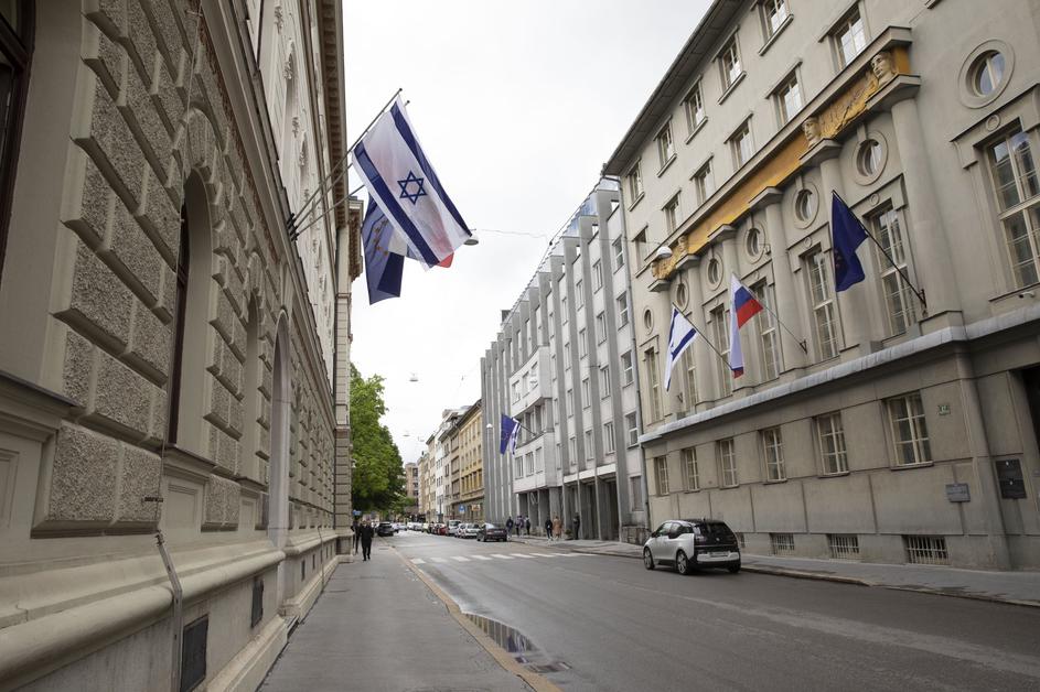Izraelska zastava pred sedežem vlade