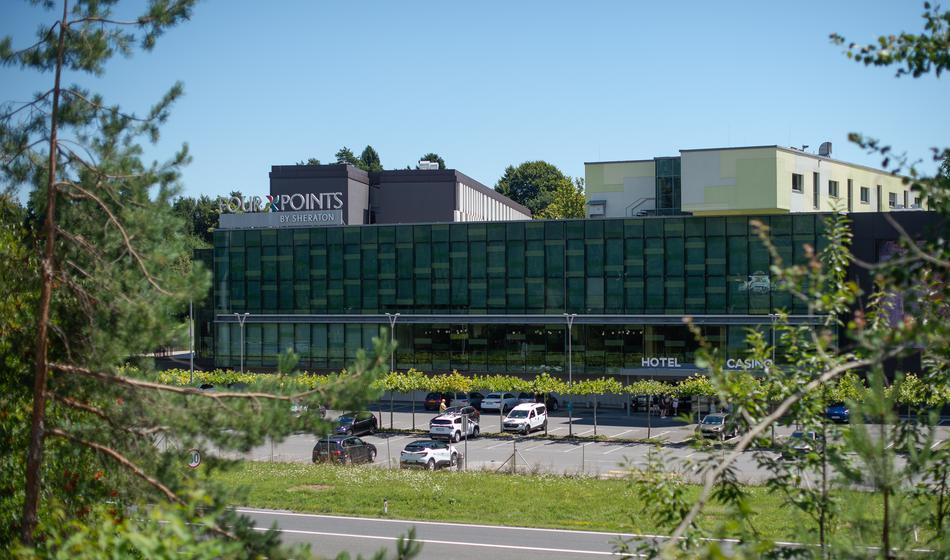 Od svatov sta dobila debele kuverte, a je denar izginil iz hotelske sobe