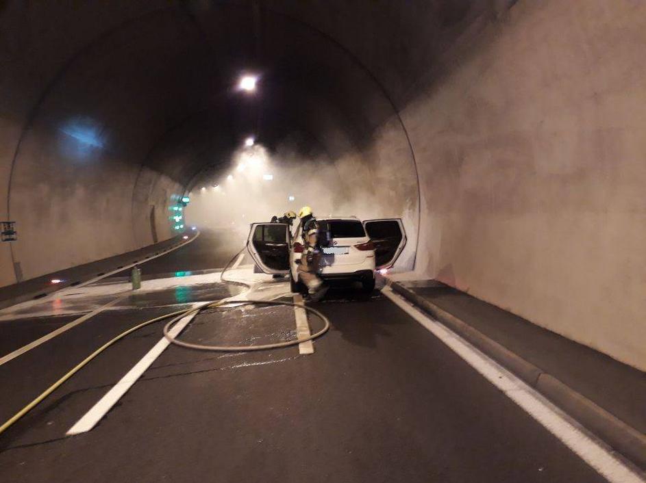 Požar avta v predoru Šentvid