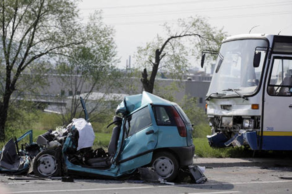 Vzrok za nesrečo je bilo nepravilno prehitevanje.
