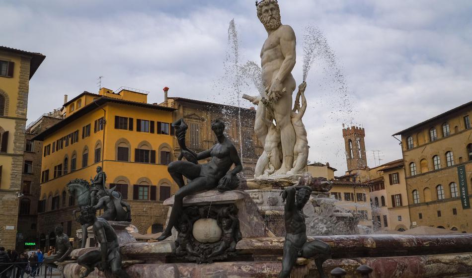 Zaradi bizarnega izziva poškodovala 500 let star kip