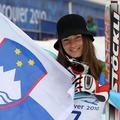 Ponosna srebrna Tina Maze s slovensko kolajno. (Foto: www.alesfevzer.com)