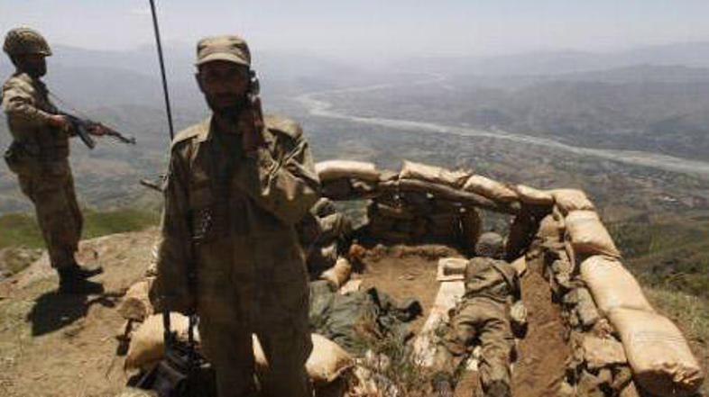 Pakistanski vojaki iz bunkerja opazujejo dolino Svat.