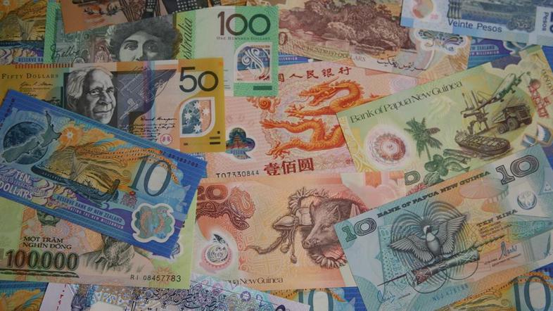 Na razstavi si lahko ogledate zbirko 122 bankovcev iz 40 držav, ki so izdale ban