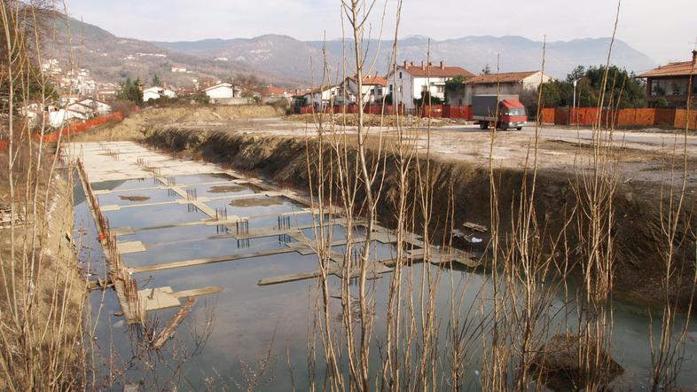 Opuščeno gradbišče družbe Synthesis je zaradi obilice vode poleti leglo komarjev