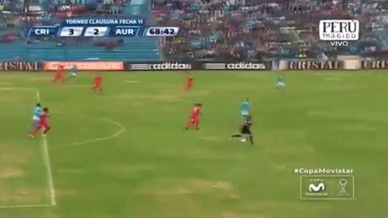 Podaja sodnika za gol na peruanski nogometni tekmi