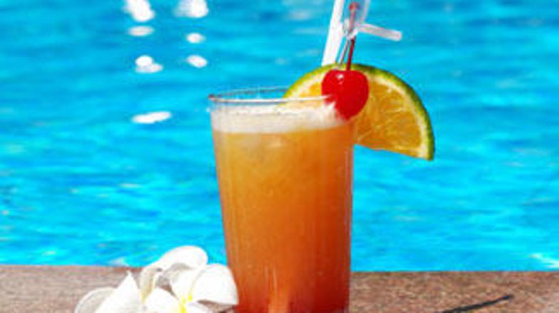 Na plaži Acapulca ali ob domačem bazenu s koktajlom Acapulco v roki ...