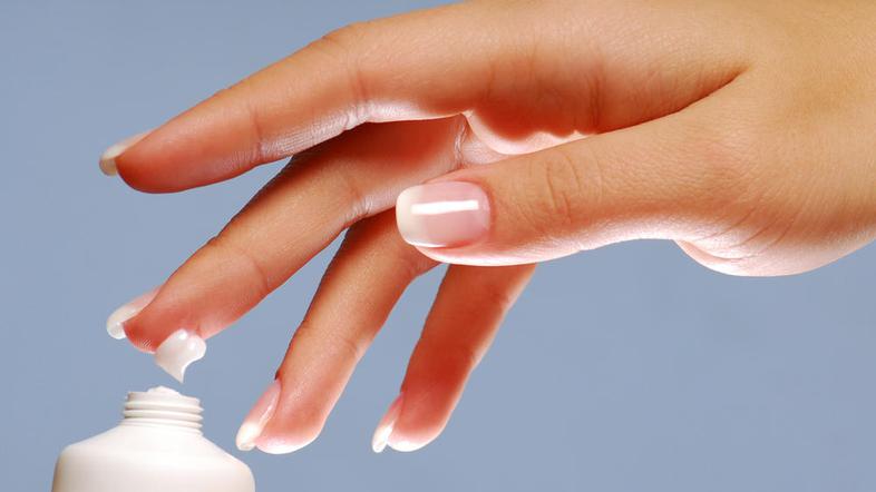 Roke je treba s kremo mazati vsak dan. (Foto: Shutterstock)
