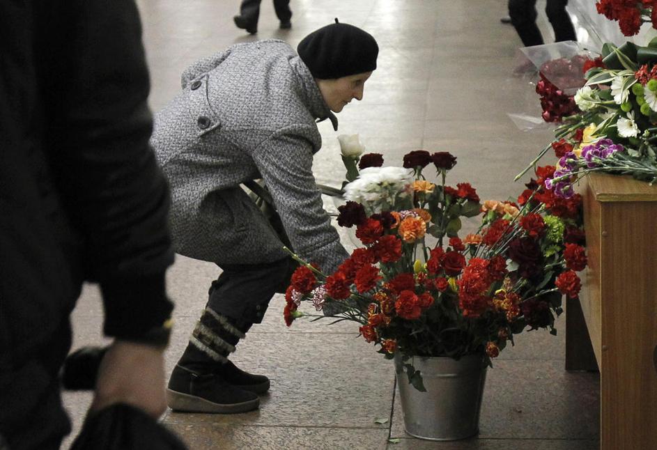 Похороны жертв теракта в москве. Владикавказ похороны. Теракта. Самолет несет цветы.