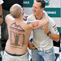 Michaela je presenetil navijač z več tatuji z motivi formule 1. To pa je ljubeze