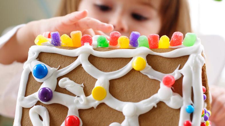 Skupaj naredite hišico iz piškotkov in bonbončkov. (Foto: Shutterstock)
