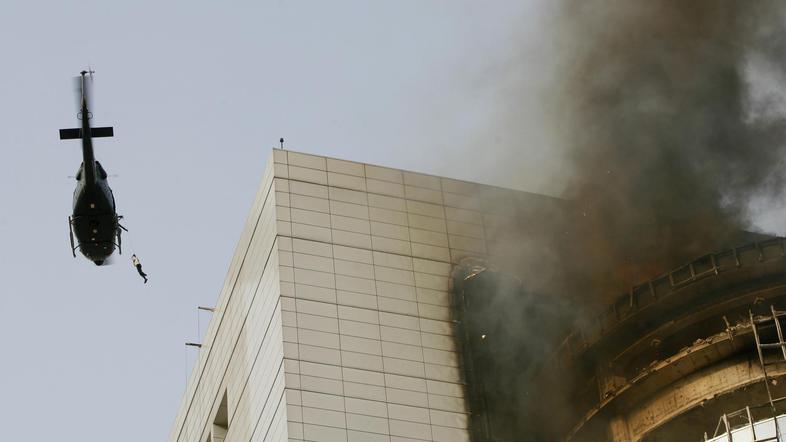 Požar je izbruhnil na oddelkih s hrano in povzročil paniko med tisoči kupcev 21-