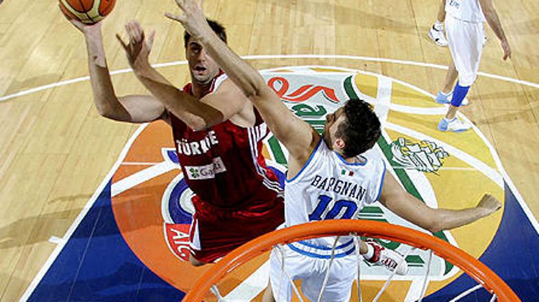 Mehmet Okur pod košem Italije