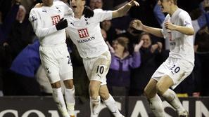 Robbie Keane (Tottenham) se je s soigralci veselil zmage nad Arsenalom in uvrsti