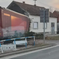 Tovornjak trčil v hišo