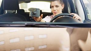 Navigacijske naprave so med vozniki in voznicami vse bolj priljubljene. (Foto: S