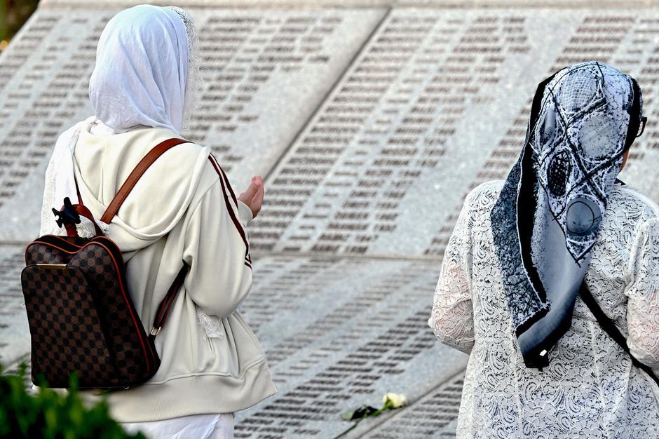 obiskovalki v spominskem centru Potočari | Avtor: Profimedia