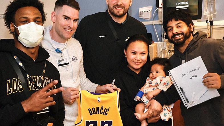 Luka Dončić z otroki v bolnišnici