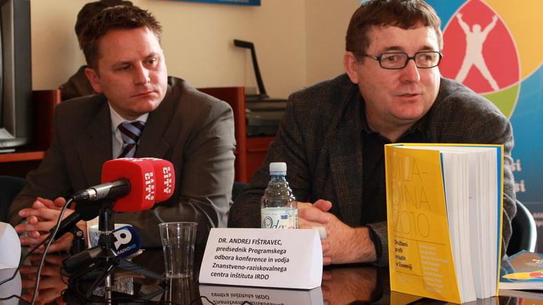 “Ne bomo se zadovoljili le s sistemskimi rešitvami,” poudarjata Debeljak (levo) 