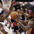 LeBron James (Cleveland) in Chris Bosh (Toronto) na obračunu v Air Canada Centru