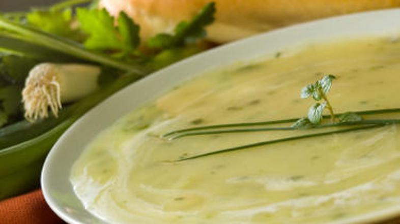 Porovo juho lahko nadgradite s popečenimi kruhki.