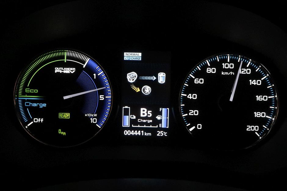 Mitsubishi outlander PHEV, hibridni pogon, hibrid | Avtor: Matija_Janežič