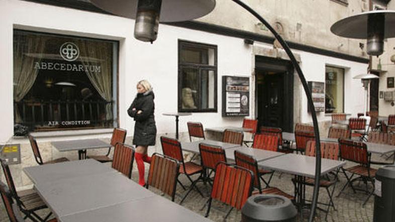 V pritličju stavbe na Ribjem trgu je kavarna Abecedarium Café.