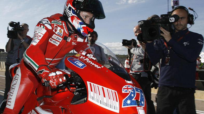 Casey Stoner v Valencii lovi že tretjo zaporedno zmago. FOTO: Reuters