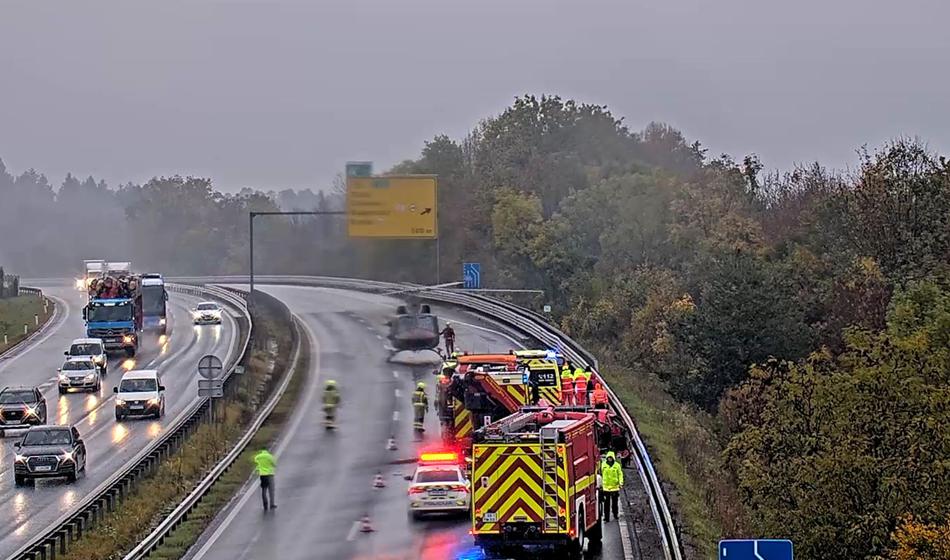 Huda prometna nesreča zaprla gorenjsko avtocesto proti Karavankam