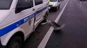 poškodovano policijsko vozilo