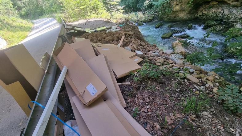 Smeti pri reki Kokri