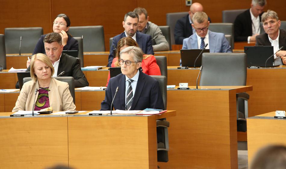 Kokot: "Trem poslancem so ponujali sedemmestne podkupnine"