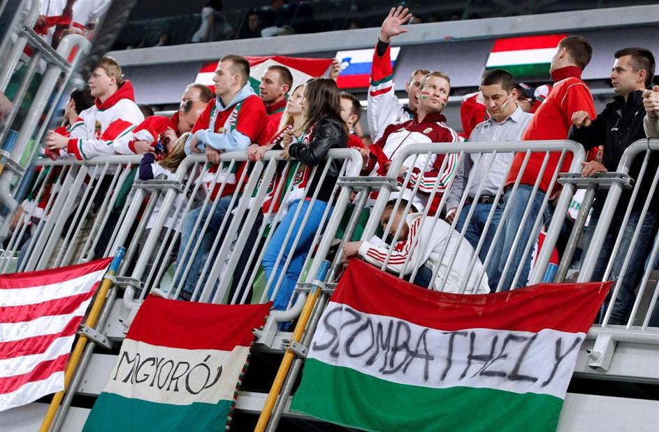Madžari navijači zastava zastave navijač Slovenija Madžarska SP divizije I sveto