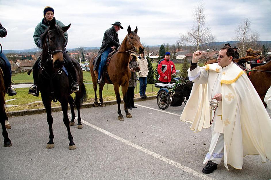 V Ihanu je tamkjašnji župnik blagoslovil konje.