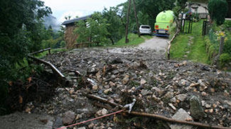 Hudourniki so na nekatere dele zemljišč nanesli pesek, vejevje in zemljo.