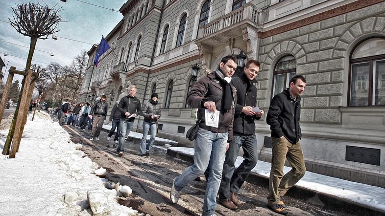 Do predloga so kritični tako študentje kot sindikati in delodajalci. (Foto: Bošt