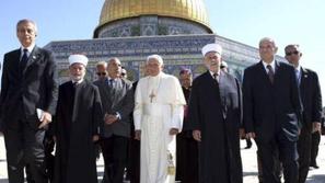 Papež v družbi muslimanskih predstavnikov med obiskom Svetišča na skali (v ozadj
